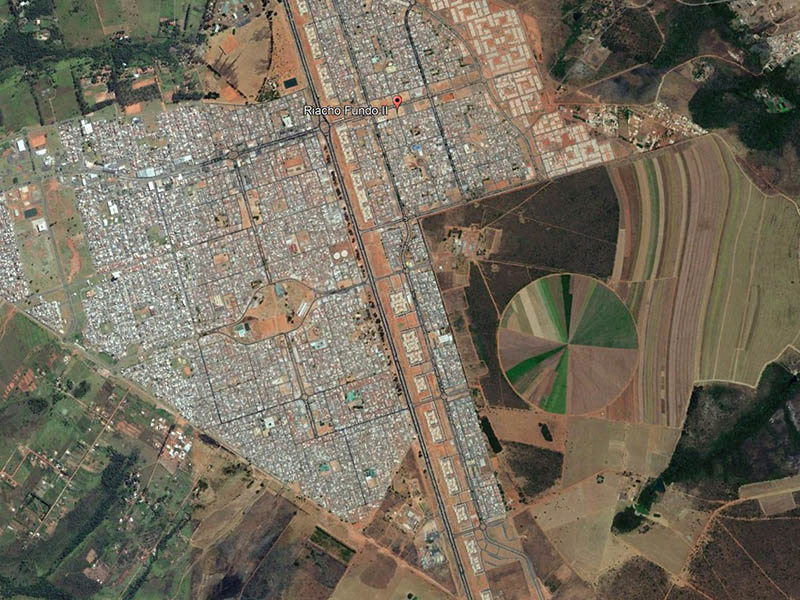 Ville satellite et pivot d'irrigation 1. Google Earth, 2017.