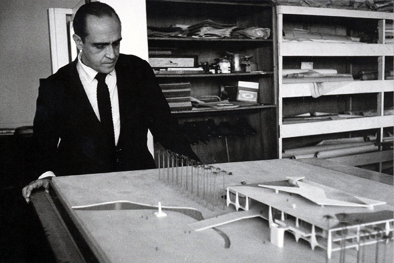 Oscar Niemeyer et la maquette du Planalto