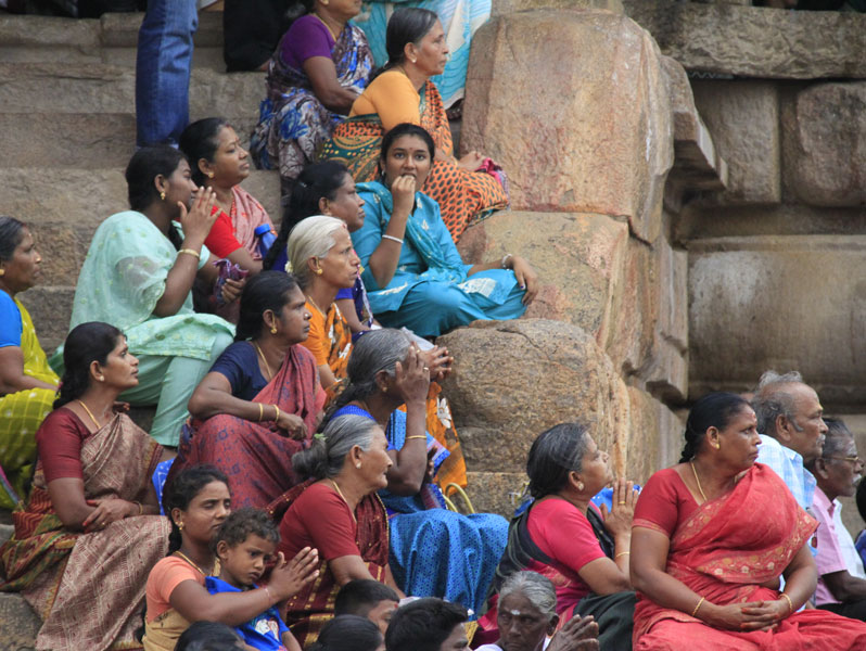 Femmes assistant à une cérémonie (vendredi) au temple hindou de Tanjore (Tamil Nadu)