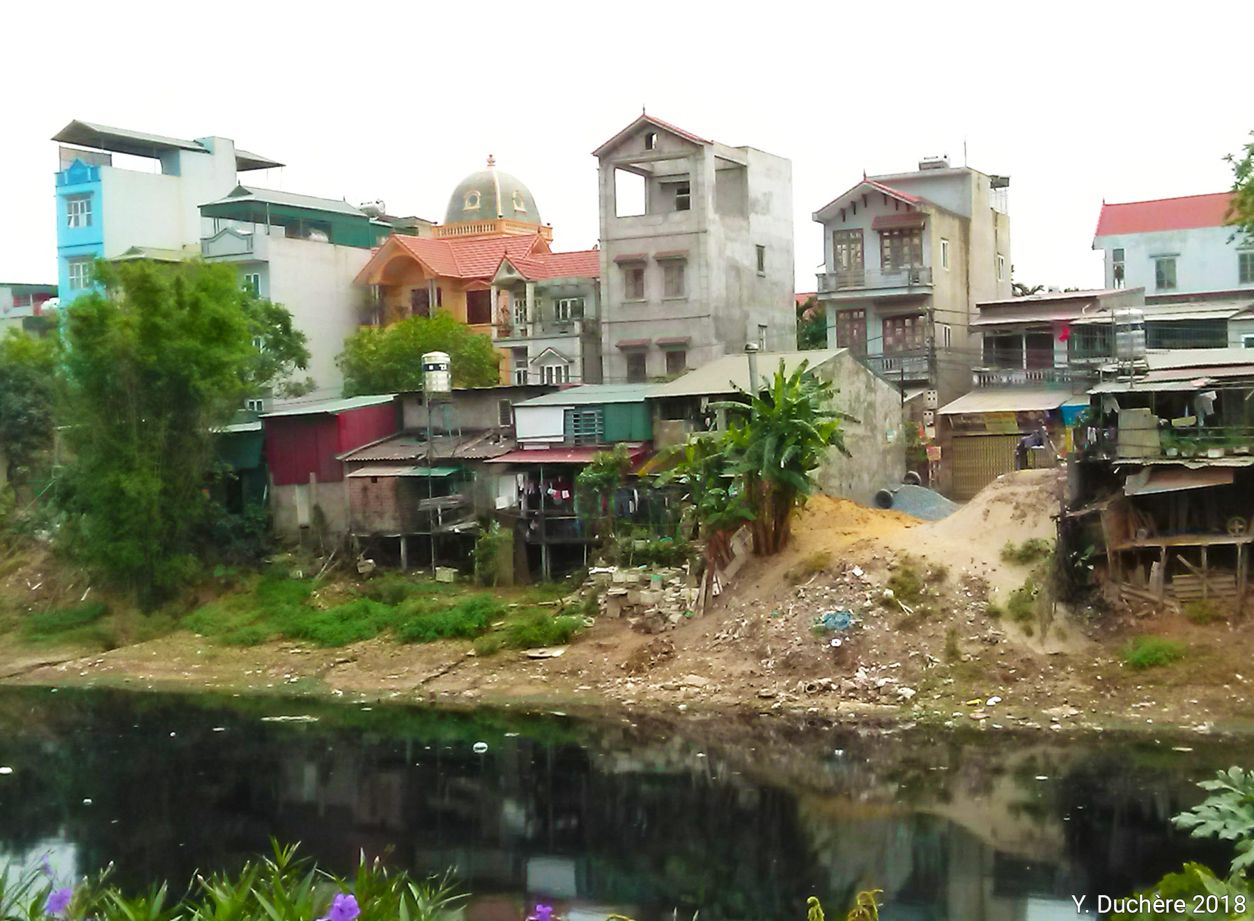 Duchere la pollution de la rivière To Lich à Hanoi photographie