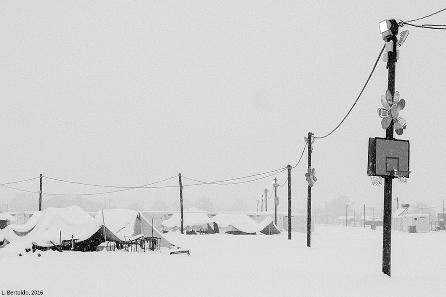 La tente abandonnée dans le camp sous la neige. Photographie L. Bertoldo 2016