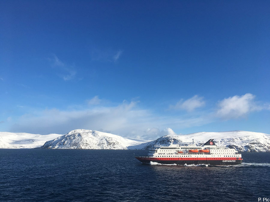 navire de croisière dans l'Arctique norvégien