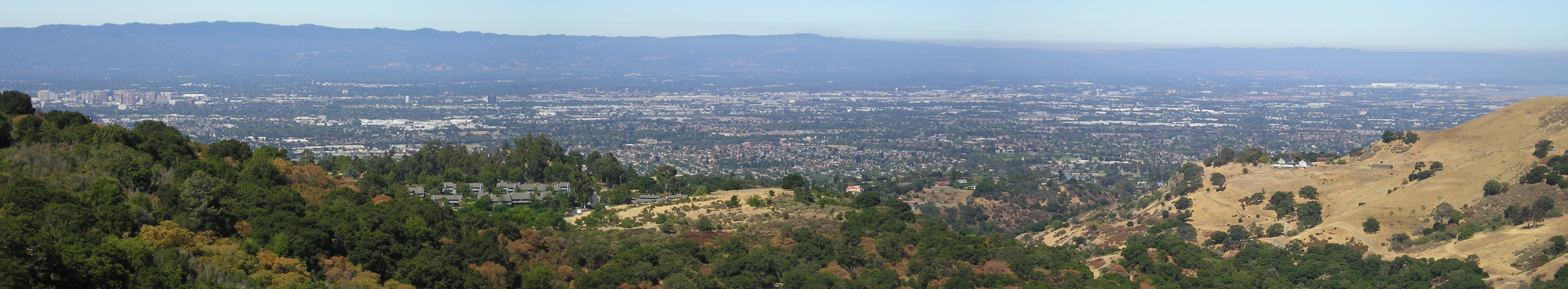 Un urbanisme étalé et peu verticalisé (Silicon Valley, Californie, États-Unis)