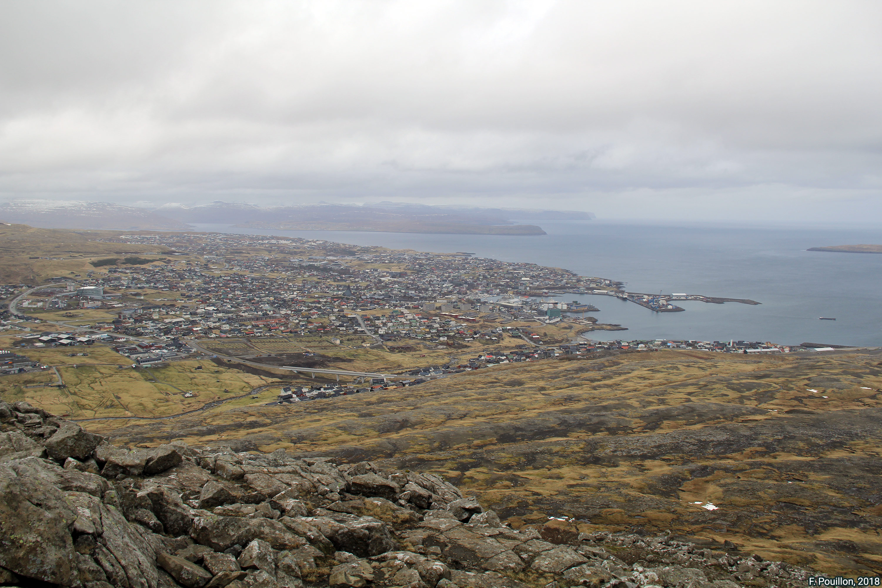 Ville et port de Tórshavn, la capitale des Îles Féroé, depuis les hauteurs (haute définition)