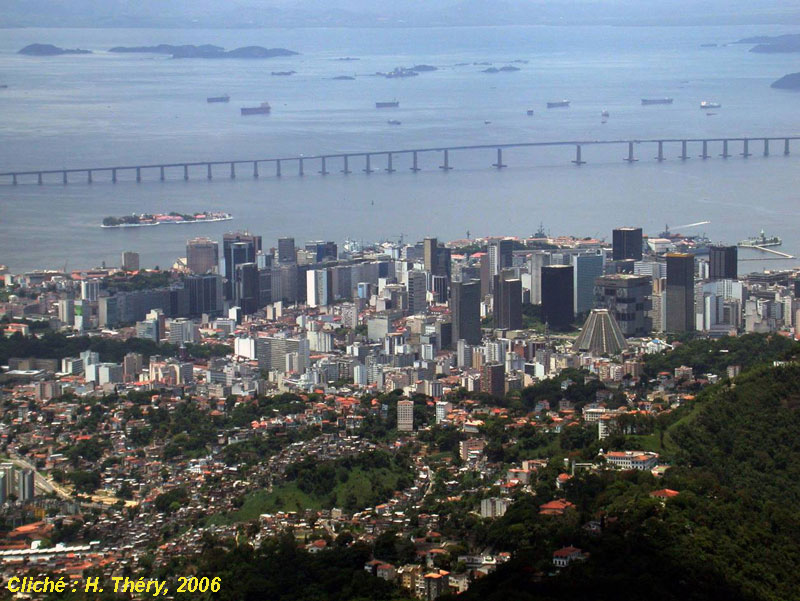 Le centre et le pont Rio-Niteroi (Rio de Janeiro, Brésil)