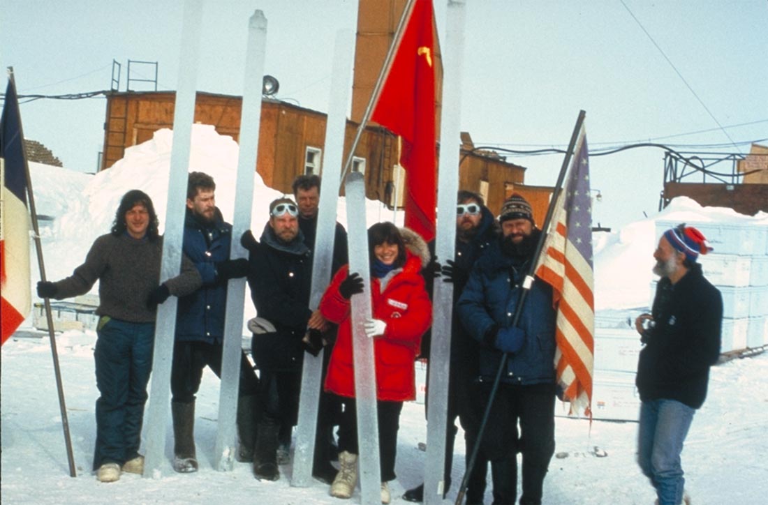 Scientifiques américains, français et soviétiques tenant des carottes de glace devant la station Vostok