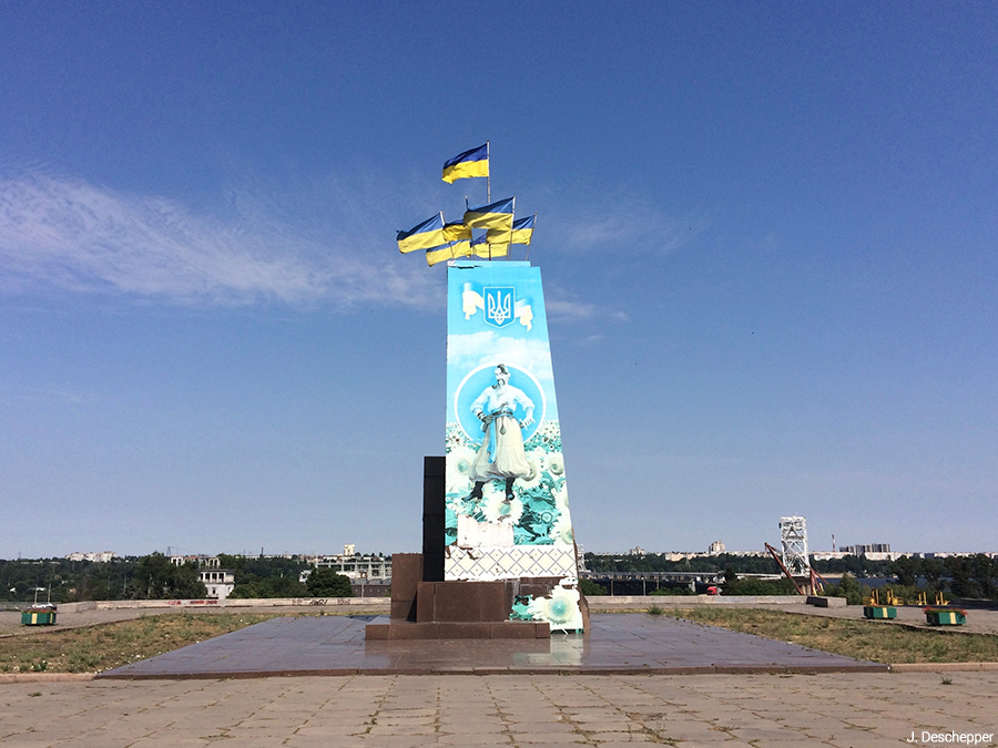 Julie Deschepper — socle de statue de Lénine en Ukraine