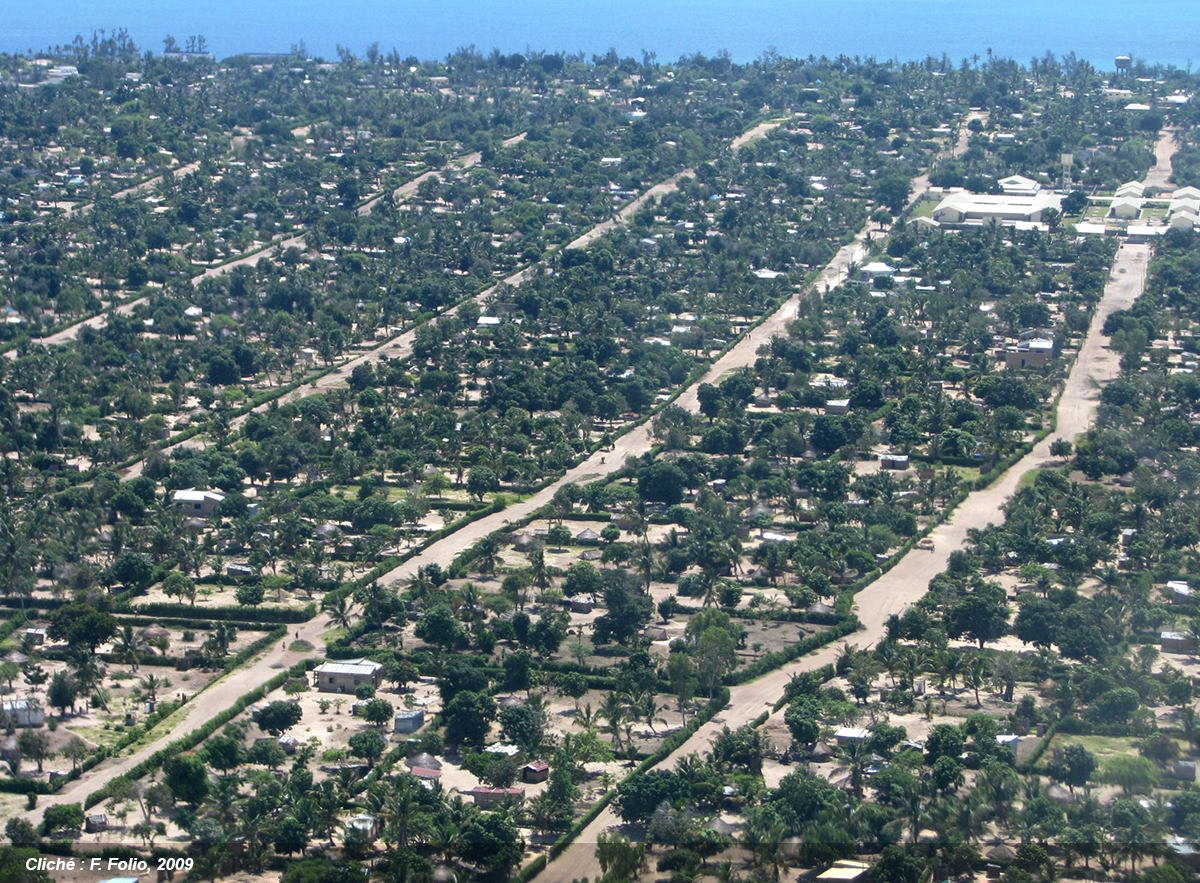 Habitat spontané semi-dispersé en vue aérienne dans la province d'Inhambane (Mozambique)
