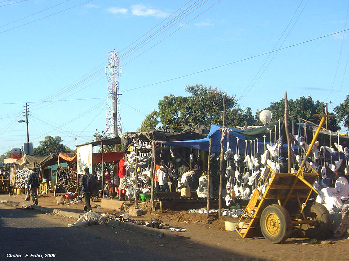 Commerce informel dans les faubourgs de Maputo (Mozambique)