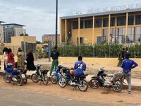 Les djakarta (moto taxis) devant le tribunal de Diamniadio (Sénégal)