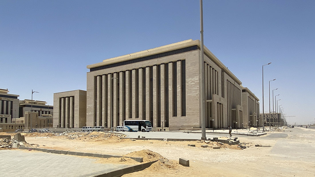 Les bâtiments massifs des ministère (Le Caire, Égypte)