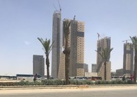 Palmiers plantés le long de la route et constructions verticales, CBD de la future nouvelle capitale de l'Égypte