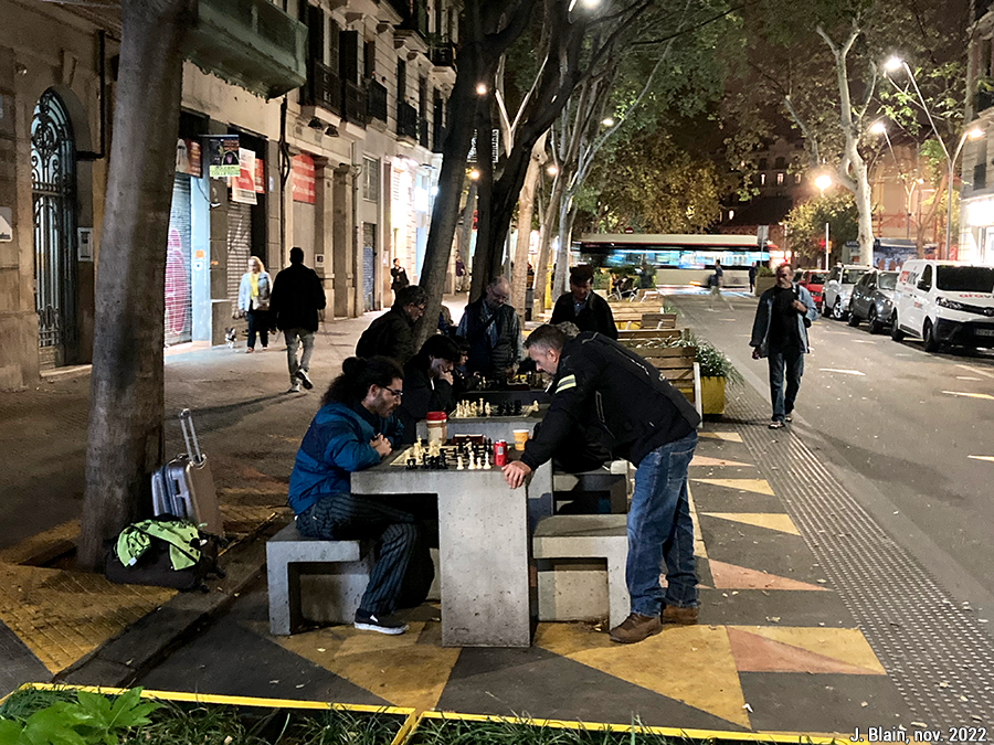Parties d’échec dans le super-îlot (superilla / superblock) de Sant Antoni (Barcelone, Espagne)