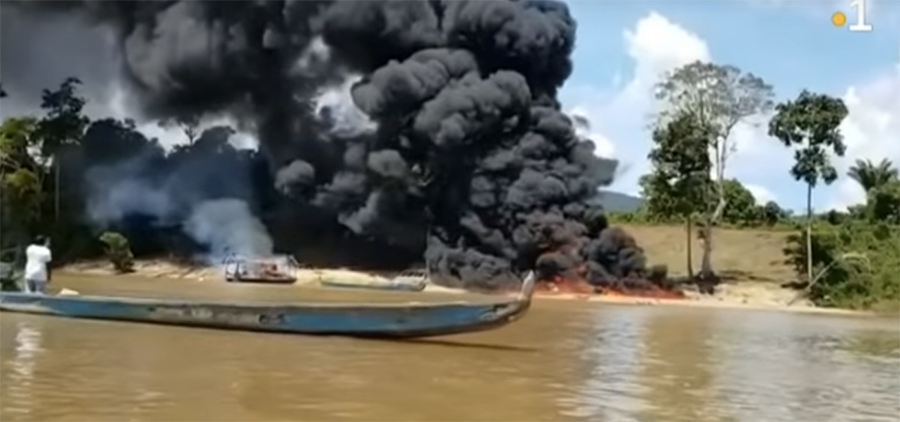 Destruction d'une barge Guyane la Première