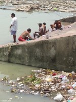 Plastiques sur le fleuve Hooghly en 2015 (Kolkotta ou Calcutta, Inde)