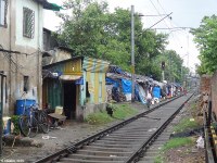 Un quartier d’habitat précaire à Kolkatta (Calcutta) le long de la voie ferrée (Inde)