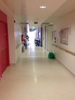 Fonctionnalités des lieux de soins de l’hôpital public : couloir (Paris)