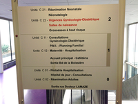 Sobriété de l’affichage à l’hôpital public : panneau (Paris)
