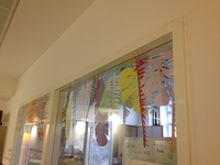 Un affichage coloré, floral des fenêtres permettant l’appropriation par les soignants des postes de soins (Paris)