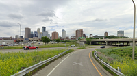Paysages de la métropole de la périphérie vers le centre : échangeurs autoroutiers à l’arrivée dans Minneapolis par l’ouest (États-Unis)