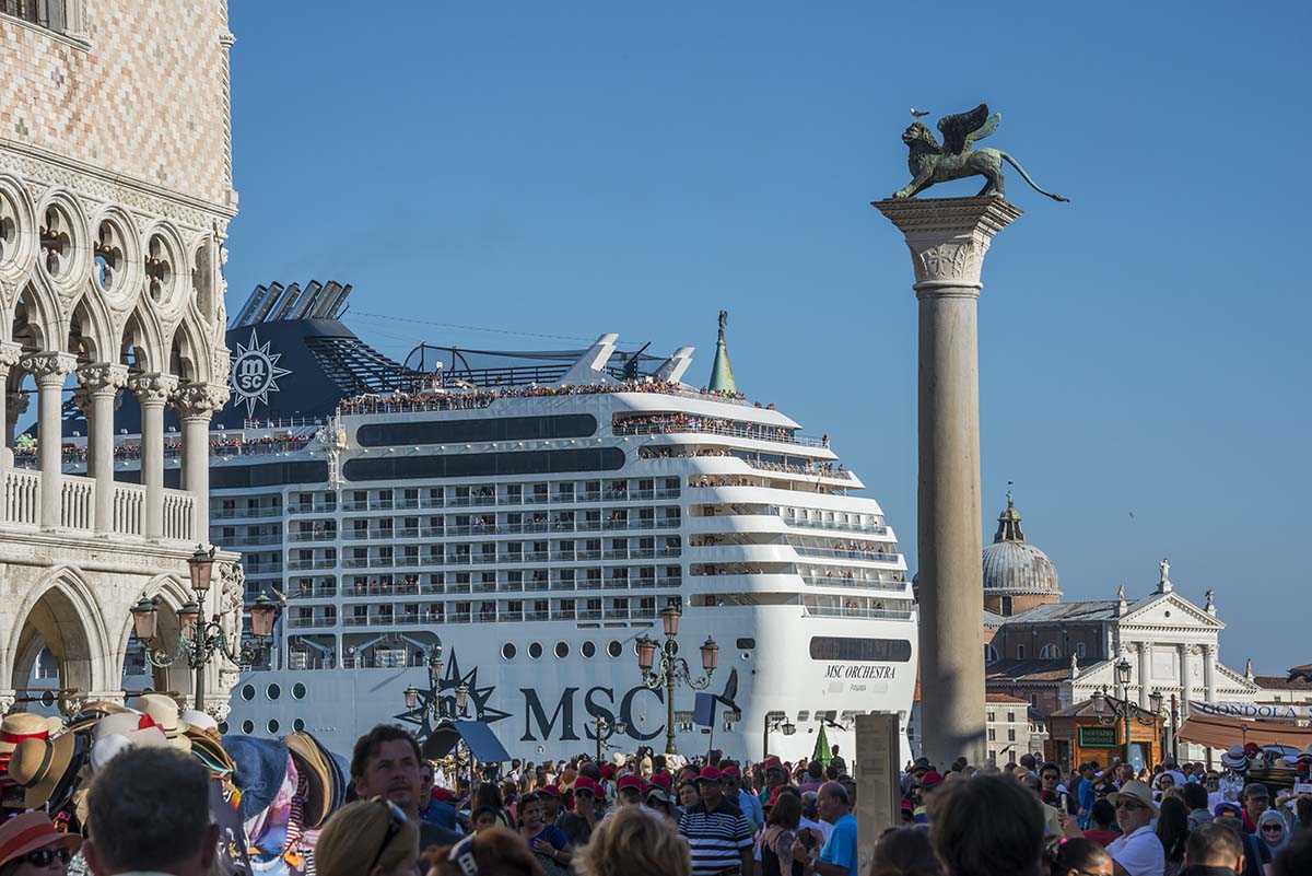 Le MSC Orchestra, un navire de croisière démesuré en arrière-plan de la place Saint-Marc (Venise, Italie)