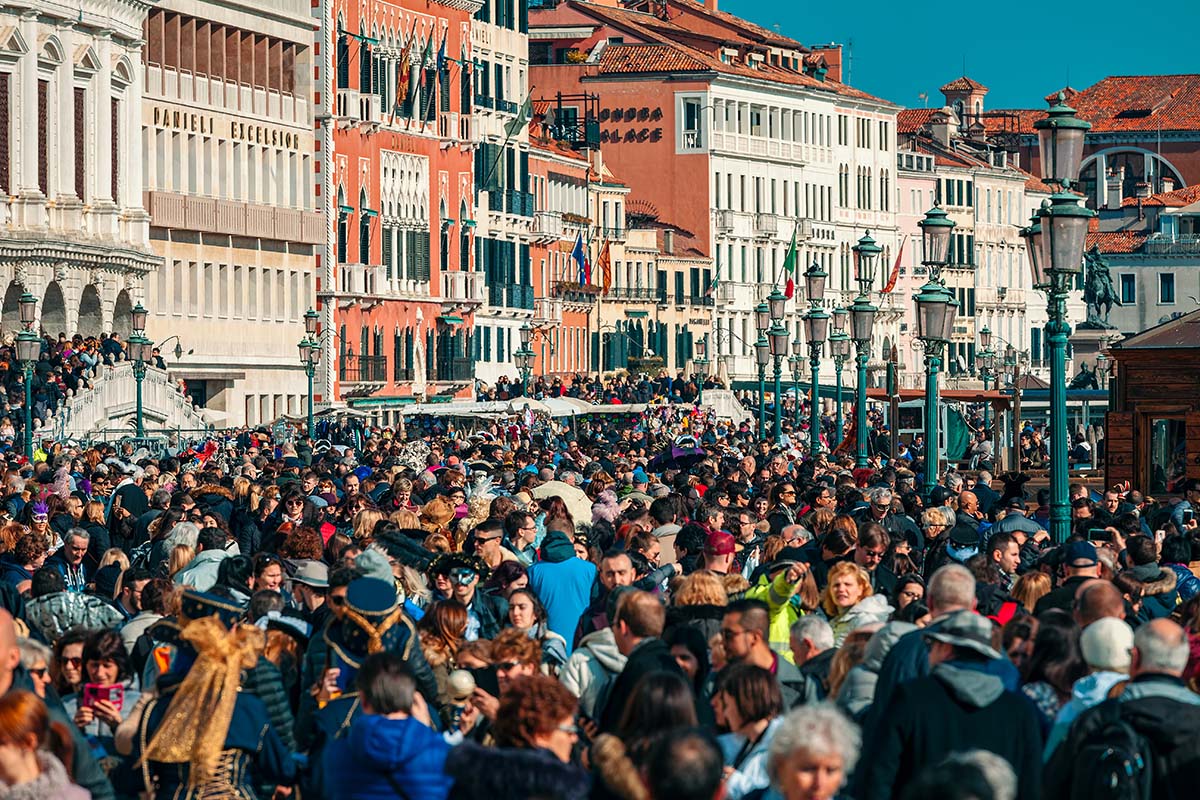  Une foule compacte à proximité de la place Saint-Marc, un vendredi de février, avant le Carnaval (Venise, Italie)