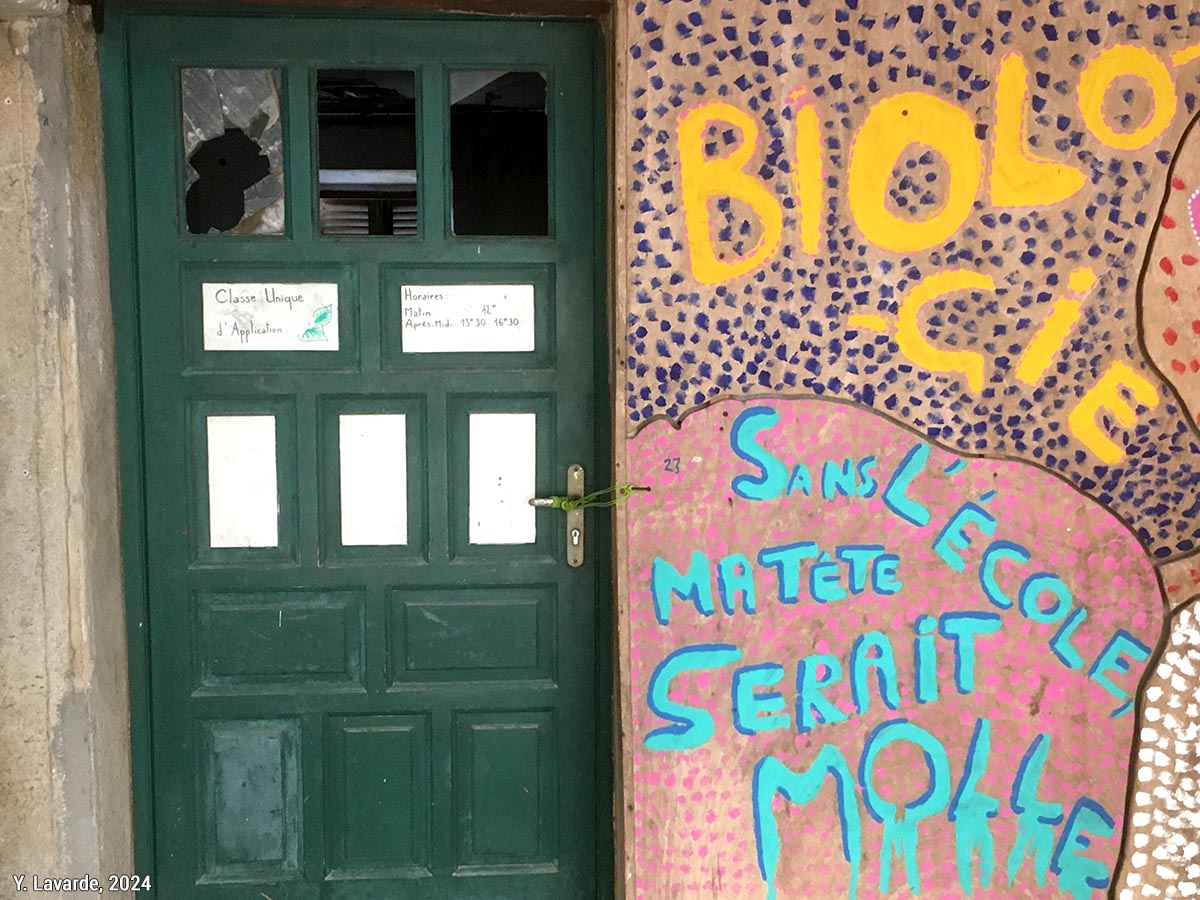 Entrée de l’ancienne école de San-Martino fermée en 2009 (Corse, France)