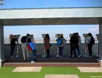 Des touristes observant le territoire nord-coréen à l’aide de jumelles fixes installées sur le toit de l'observatoire de Dora en Corée du Sud