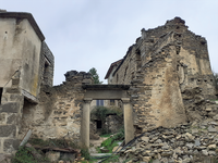 Ruines contemporaines un village abandonné des Pyrénées (Aragon, Espagne)