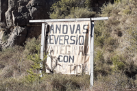 Panneau réclamant des compensations pour un village abandonné suite à un projet de barrage jamais construit. Aragon, Espagne.