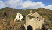 Ruines dans un village abandonnées des Pyrénées espagnoles (Aragon, Espagne)