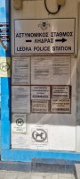 Panneaux d'information au checkpoint de Ledra sur la frontière UE-Turquie (Chypre)