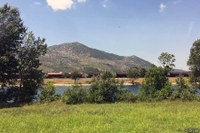 Train de marchandises sur la voie Ploče-Mostar (Croatie). 