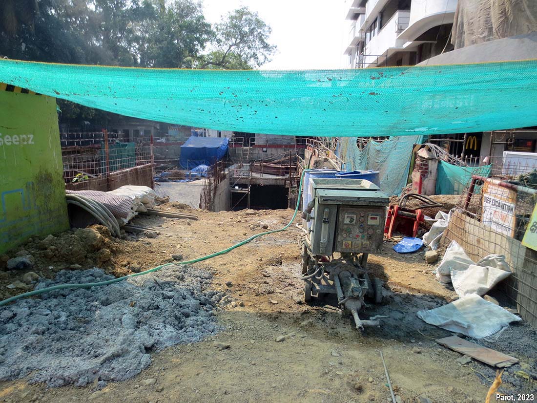 Mumbaï : engins et débris de chantiers près à proximité de la station Churchgate