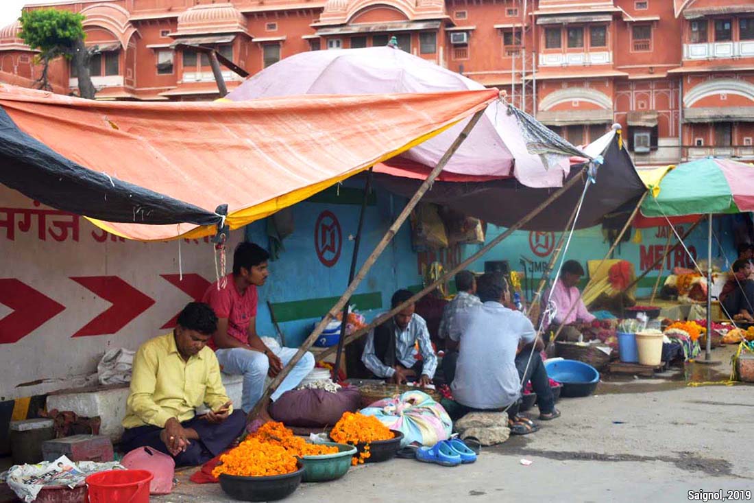 Des vendeurs de fleurs à Hawa Mahal (Palais des Vents), Jaïpur, Rajasthan, Inde.