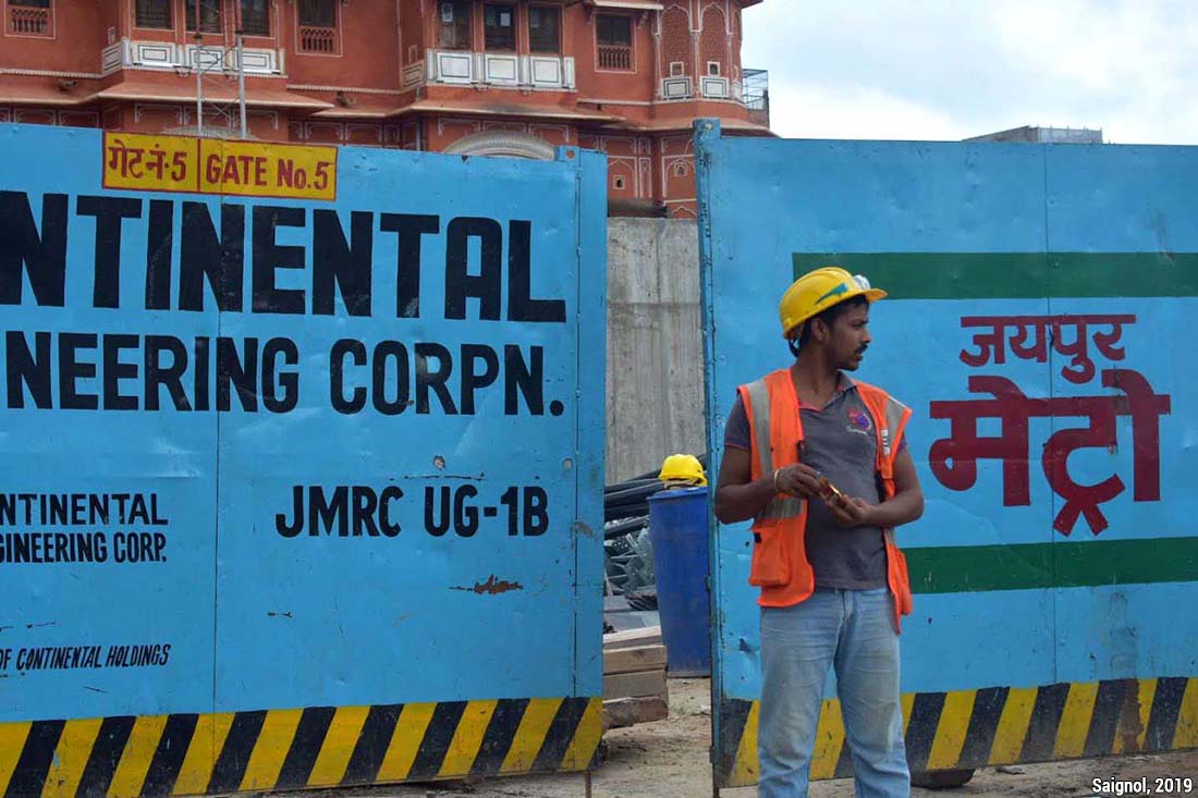 Un travailleur prend sa pause sur le chantier du métro de Jaïpur (Rajasthan, Inde)