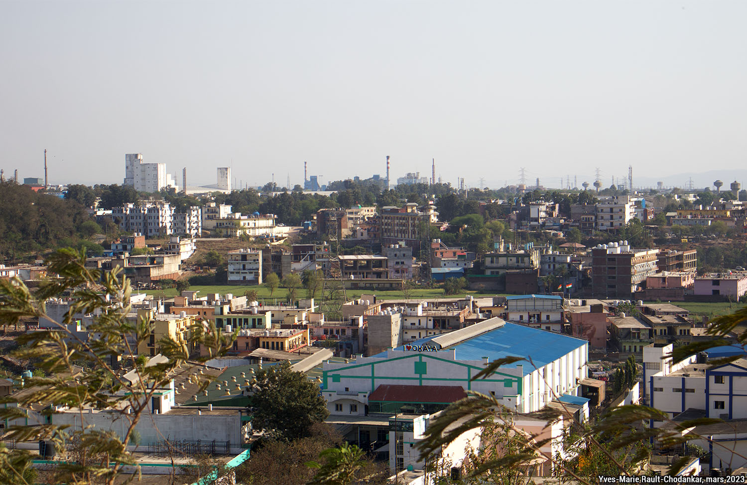 La ville de Baddi dans l'Himachal Pradesh, vue depuis une colline environnante (Inde)