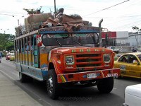 Chivas ou escaleras : véhicule utilitaire de la marque Dodge, Picon ou Jeep, adapté au transport de passagers (Colombie)