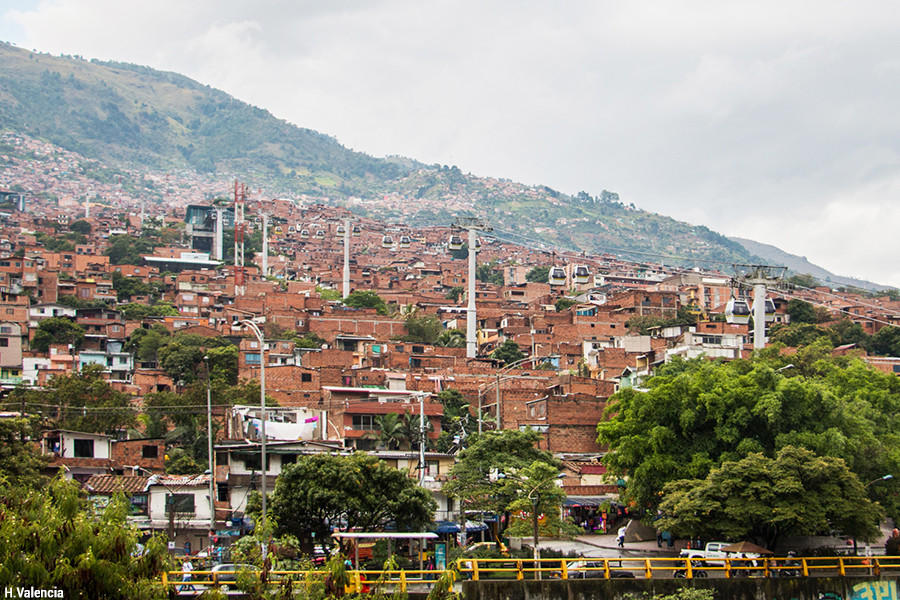 Téléphérique et bidonville à Medellin