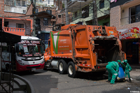 Croisement difficile entre bus et camion poubelle, Medellín (Colombie)
