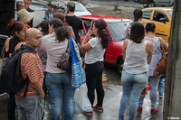 Départ individuel ou groupé du transport informel (ici des taxis collectifs) à la station Acevedo, Medellín (Colombie)