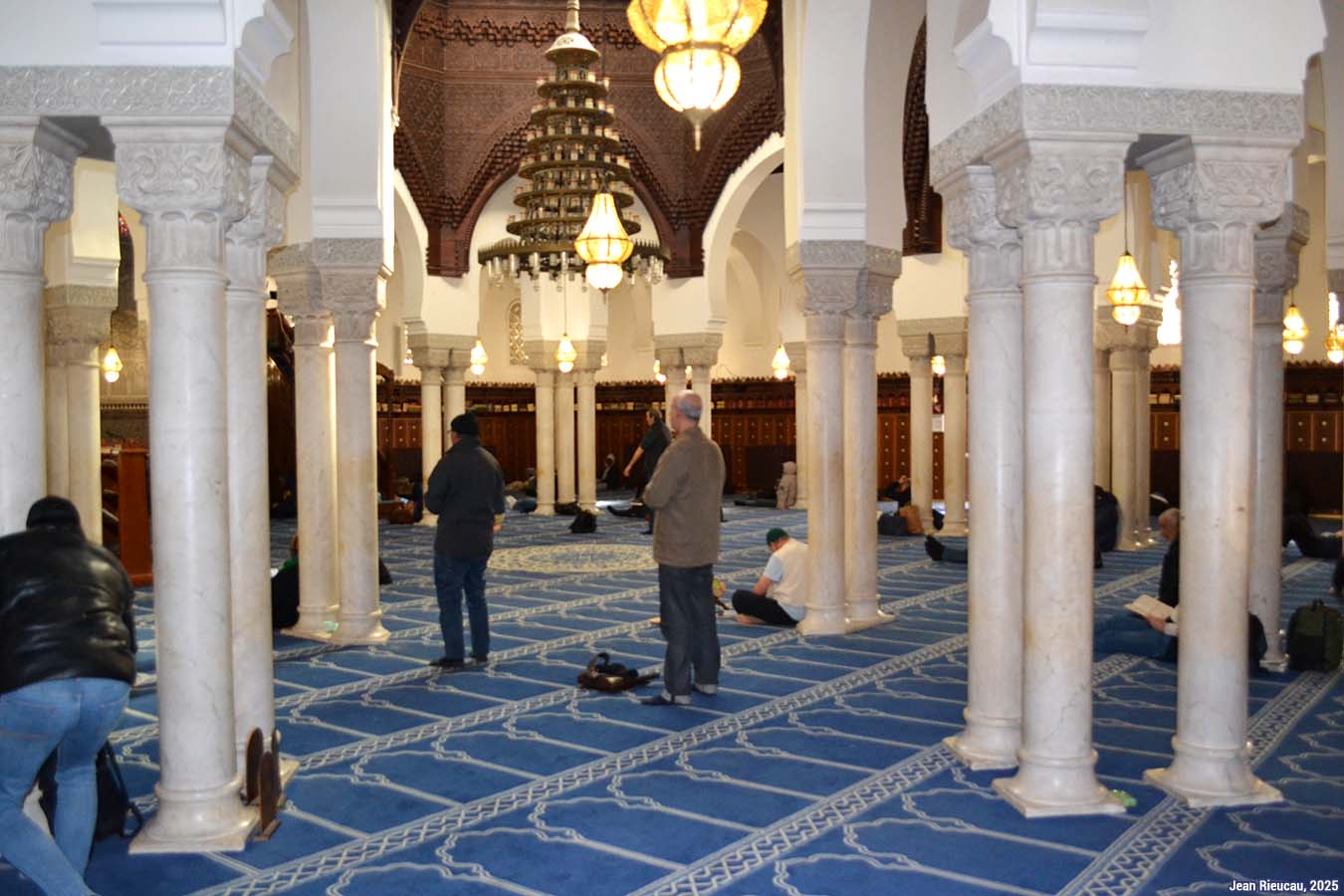 La salle de prière des hommes de la Grande Mosquée de Paris