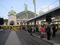 La halte des tramways devant la gare ferroviaire de Bâle (Suisse)