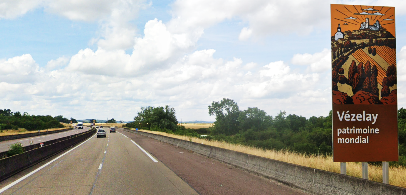 Le panneau « Vézelay : patrimoine mondial » (Yonne) au kilomètre 217, sur l’autoroute A6 en direction de Paris