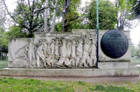 Monument à Marchand avec carte de la mission en bas-relief (Paris)