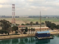 Vue du Canal de Suez (Égypte). Mirador en bordure du canal