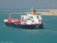 Canal de Suez (Égypte). Navires sur l’itinéraire sud-nord : le Pyxis Lamda, chimiquier–pétrolier immatriculé à Malte (La Valette).