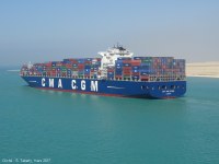 Canal de Suez (Égypte). CMA CGM Hydra, porte-conteneur immatriculé à Londres.