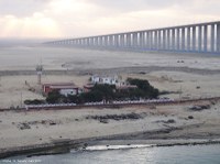 Vue du Canal de Suez (Égypte). Poste militaire au sud du pont d’El Qantara