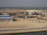 Vue du Canal de Suez (Égypte). Véhicules et matériel militaire